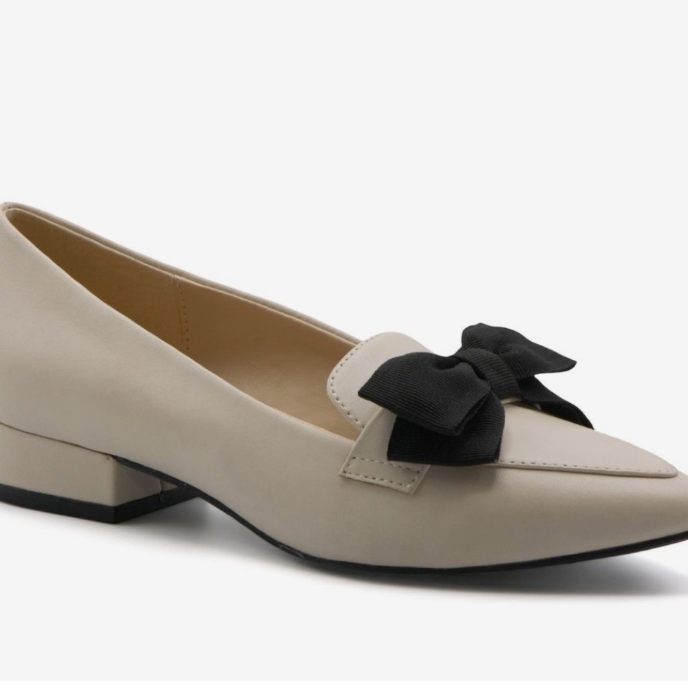 Adrienne Vittadini Cream Loafers with Black Bow